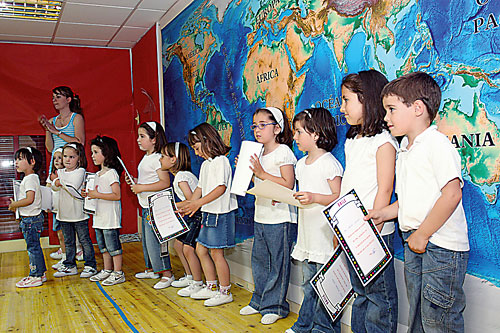 Los alumnos del CP Julián Marías, sobre el escenario.