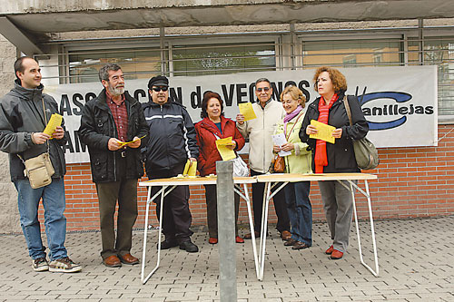 Amistad en la puerta del centro de salud de calle Bolta&ntilde;a.
