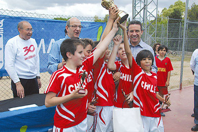Chile ganó el mundialito de Alcalá 525. Al fondo De la Villa y Buyo. Chile ganó el mundialito de Alcalá 525. Al fondo De la Villa y Buyo.