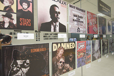  Exposici&oacute;n de vinilos antiguos en el 
auditorio.