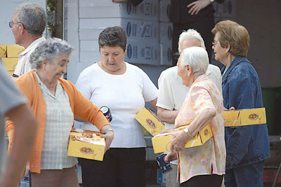 Mayores recogiendo su tradicional merienda.