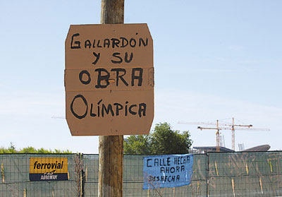 Pancarta criticando las obras no realizadas por Gallard&oacute;n.