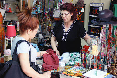 Leonor Jiménez atiende a una clienta en la tienda de Metas. 