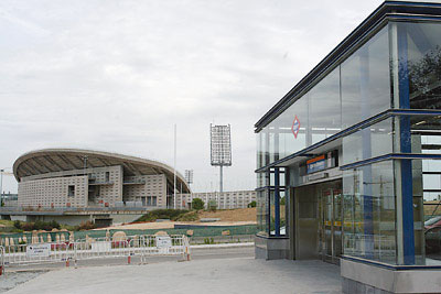 La Peineta al fondo y, en primer 
t&eacute;rmino, la estaci&oacute;n de Estadio Ol&iacute;mpico. 