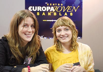 Dos voluntarias de Europa Joven. Dos voluntarias de Europa Joven.