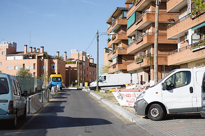 La calle Mequinenza, sin posibilidad de aparcamientos e inacabada.