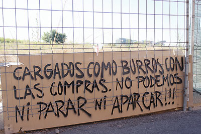 Pancartas de los vecinos quej&aacute;ndose de la situaci&oacute;n de la calle.