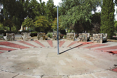 Los bancos de piedra marcan las horas. Los bancos de piedra marcan las horas.