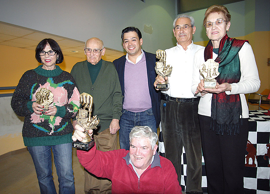El club de ajedrez de los mayores de Uclés con los trofeos del torneo navideño.