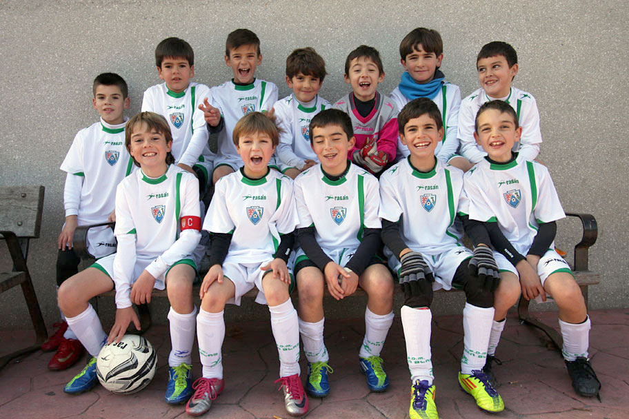 Álvaro Martínez (con el balón), capitán del Benjamín B