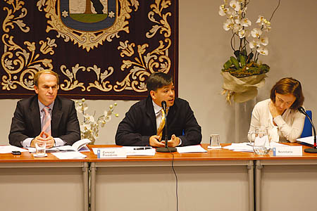 Erguido presentando los presupuestos del distrito para 2012.