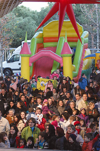 El auditorio lleno para recibir a los Magos.